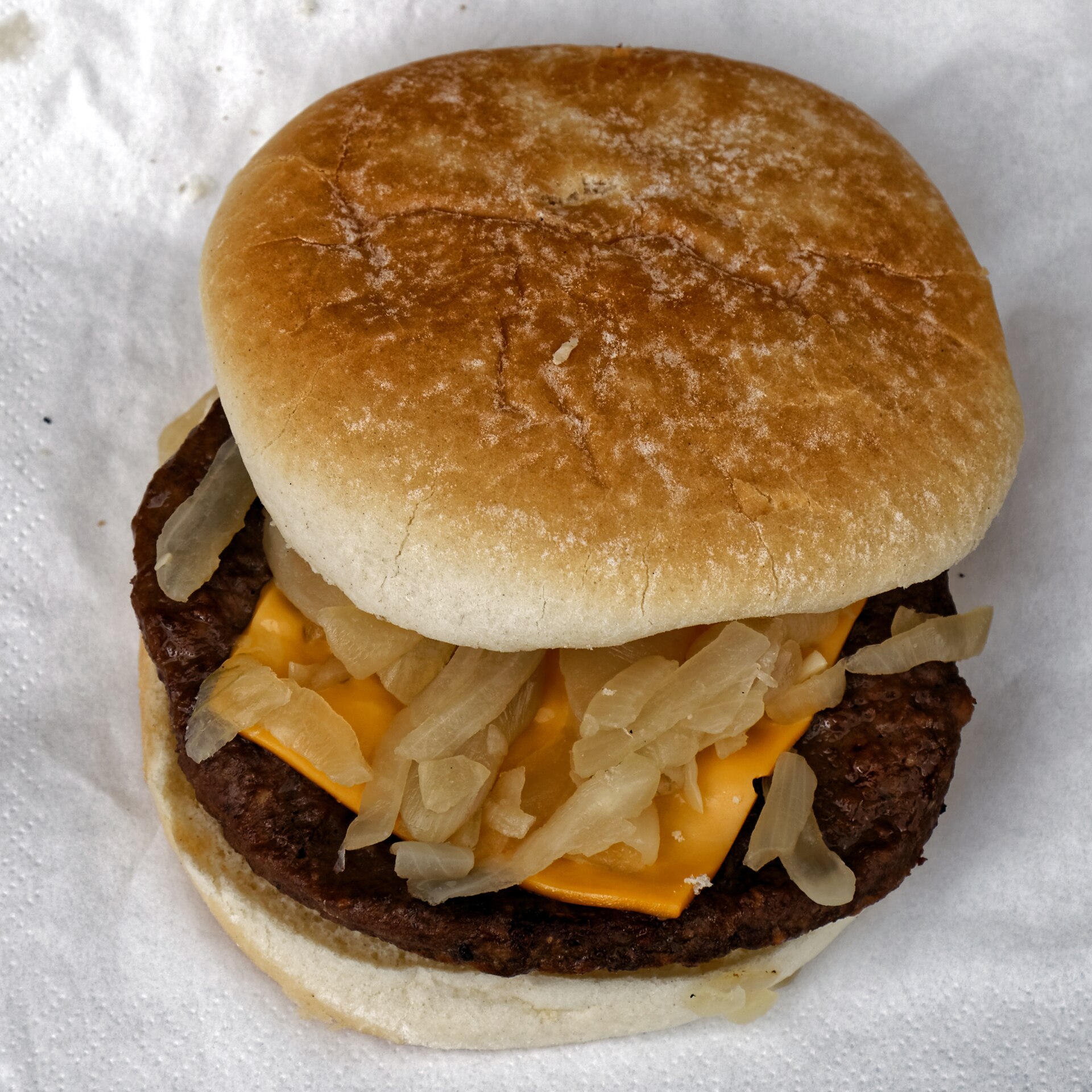 Burger z wołowiną, cheddarem i cebulą